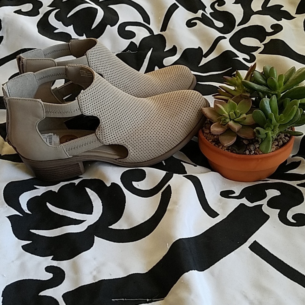 Low heel cut out boots